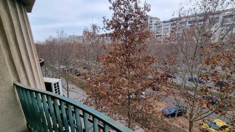 Unirii Bd. (Banca Transilvania), apartament 3 camere, et. 2, stradal.