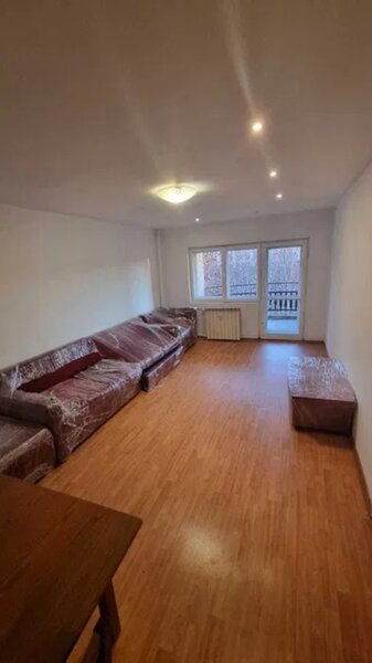 Unirii Bd. (Banca Transilvania), apartament 3 camere, et. 2, stradal.