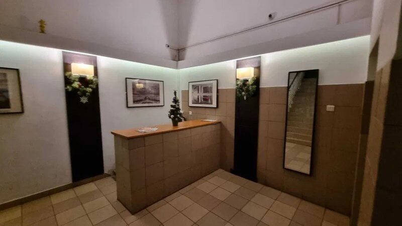 Unirii Bd. (Banca Transilvania), apartament 3 camere, et. 2, stradal.