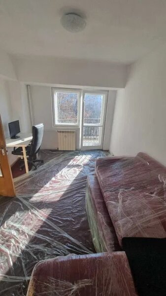 Unirii Bd. (Banca Transilvania), apartament 3 camere, et. 2, stradal.