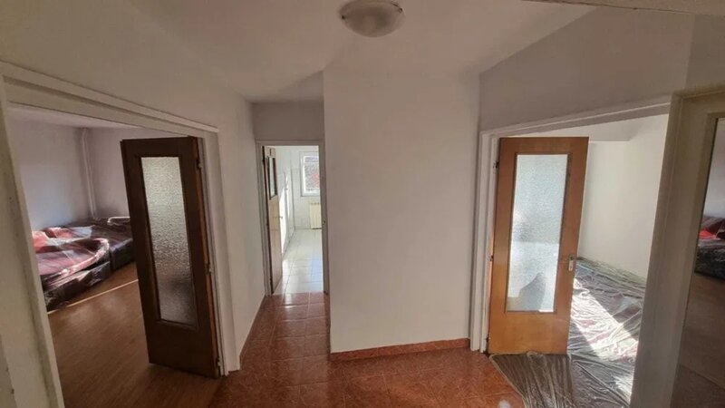 Unirii Bd. (Banca Transilvania), apartament 3 camere, et. 2, stradal.
