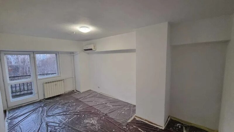 Unirii Bd. (Banca Transilvania), apartament 3 camere, et. 2, stradal.