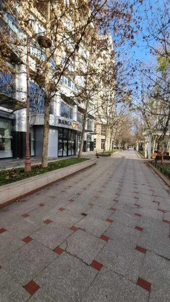 Unirii Bd. (Banca Transilvania), apartament 3 camere, et. 2, stradal.